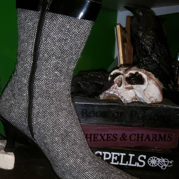 London Style Grey Heeled Boots - Picture 2 of 2
